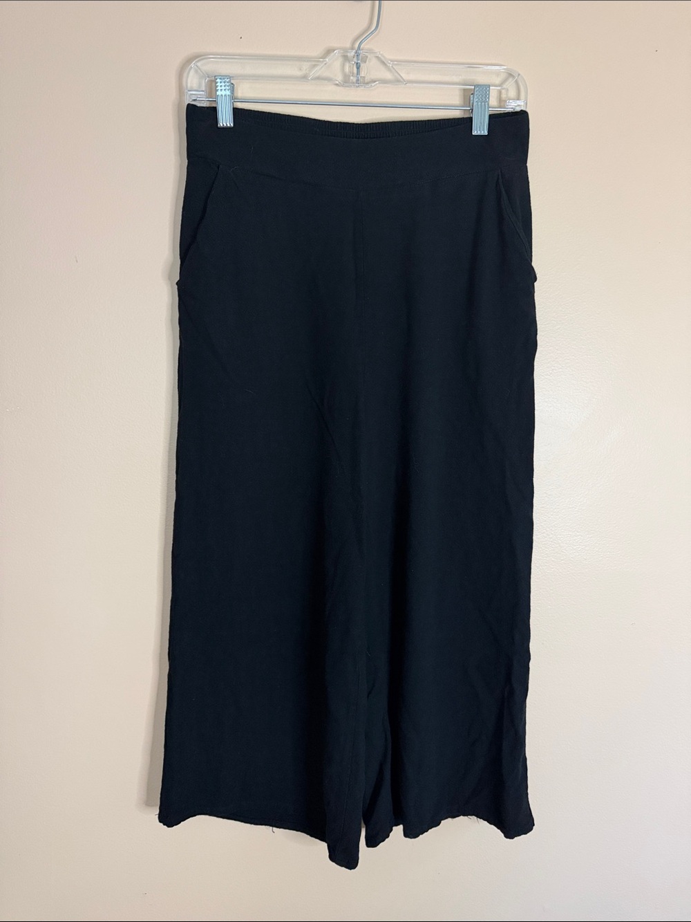 Wide-Leg Black Pull-On Capris with Side Pockets
